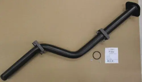 Schwarzes Rohr mit Biegung, verbunden durch zwei Halterungen, sowie Zubehörteilen wie Dichtungsring und Schrauben. Produkt der Marke Remeha.